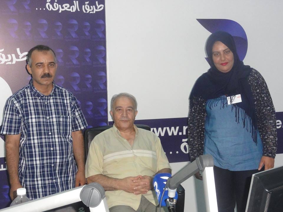 Membres de la revue Madarat devant le slogan « طريق المعرفة » sur le plateau de Radio Tunis Culturelle
