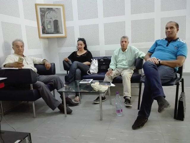 Membres de la revue Madarat réunis dans le salon de la radio