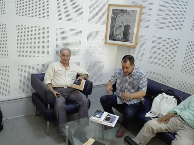 Deux membres de la revue Madarat en entretien dans le salon de Radio Tunis Culturelle, autour d'un numéro de la revue