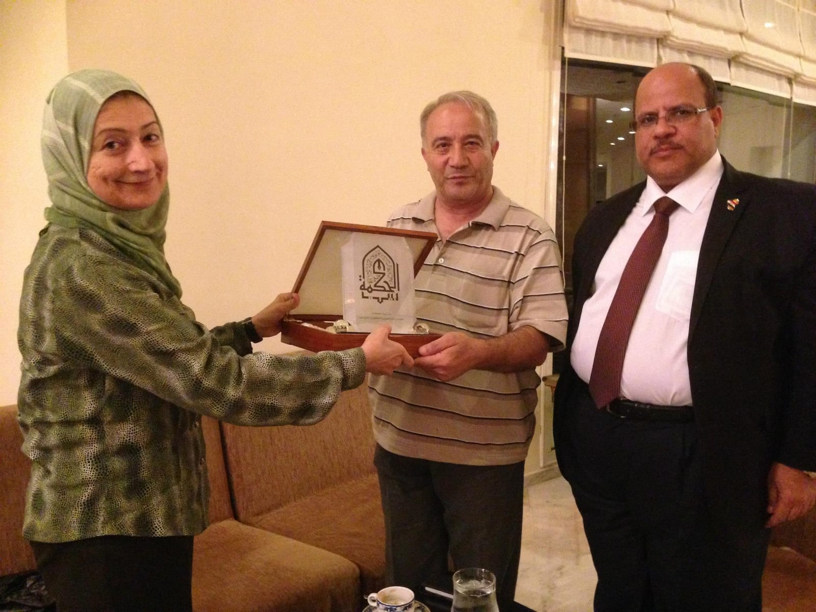 Remise de la plaque « الحكمة » lors d'une rencontre Madarat