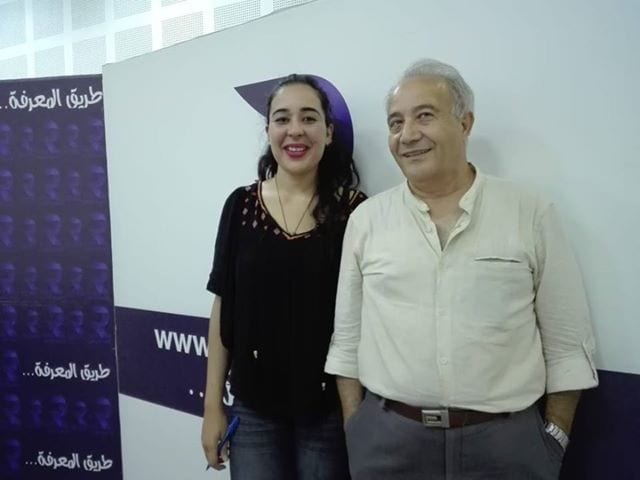Le fondateur de la revue et une invitée devant le logo de Radio Tunis Culturelle