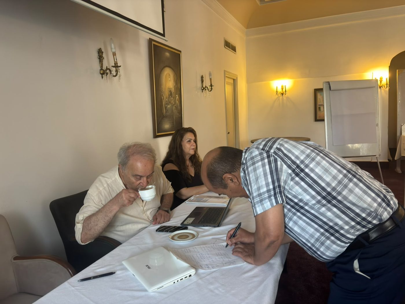 Échanges autour de la revue lors de l'élection décennale Madarat, juin 2026